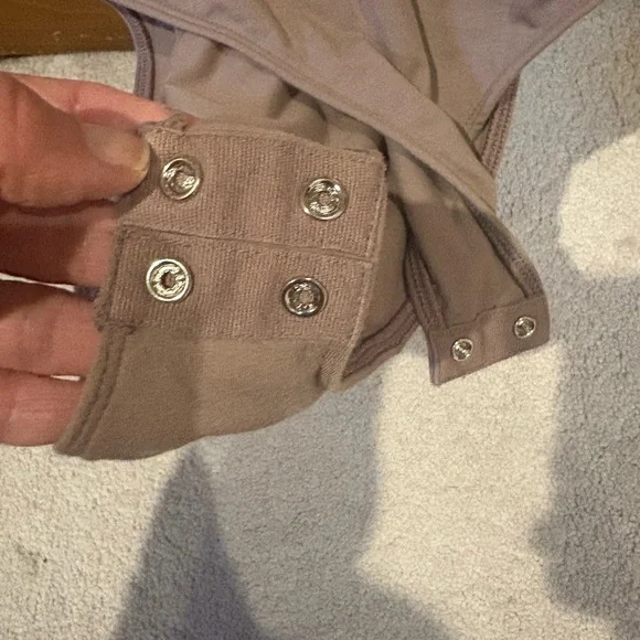 Old Navy Tan Fitted Cap Sleeve Bodysuit - Picture 4 of 4